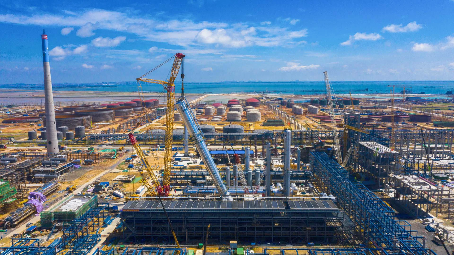 Petrochemical steel structures, pipe racks and equipment support frames